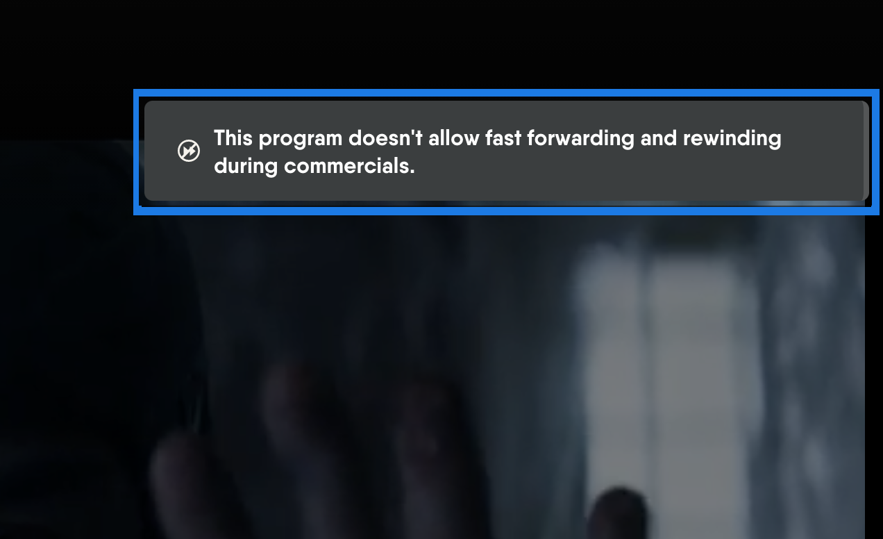Notificación en pantalla de un programa a demanda en FuboTV que no se puede adelantar ni retroceder durante los comerciales