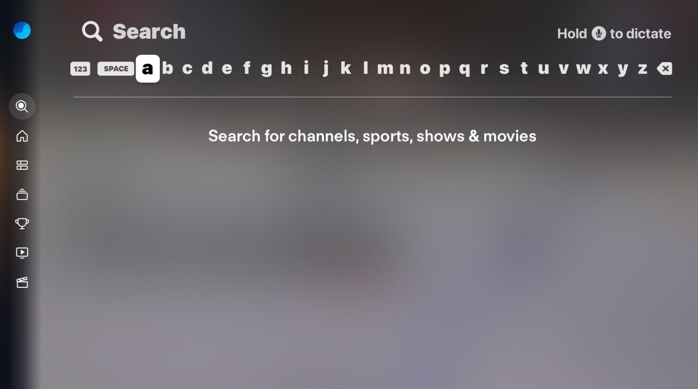 Pantalla de BÚSQUEDA de la aplicación de Fubo en Apple TV con teclado en pantalla; ingresa texto o usa la búsqueda por voz