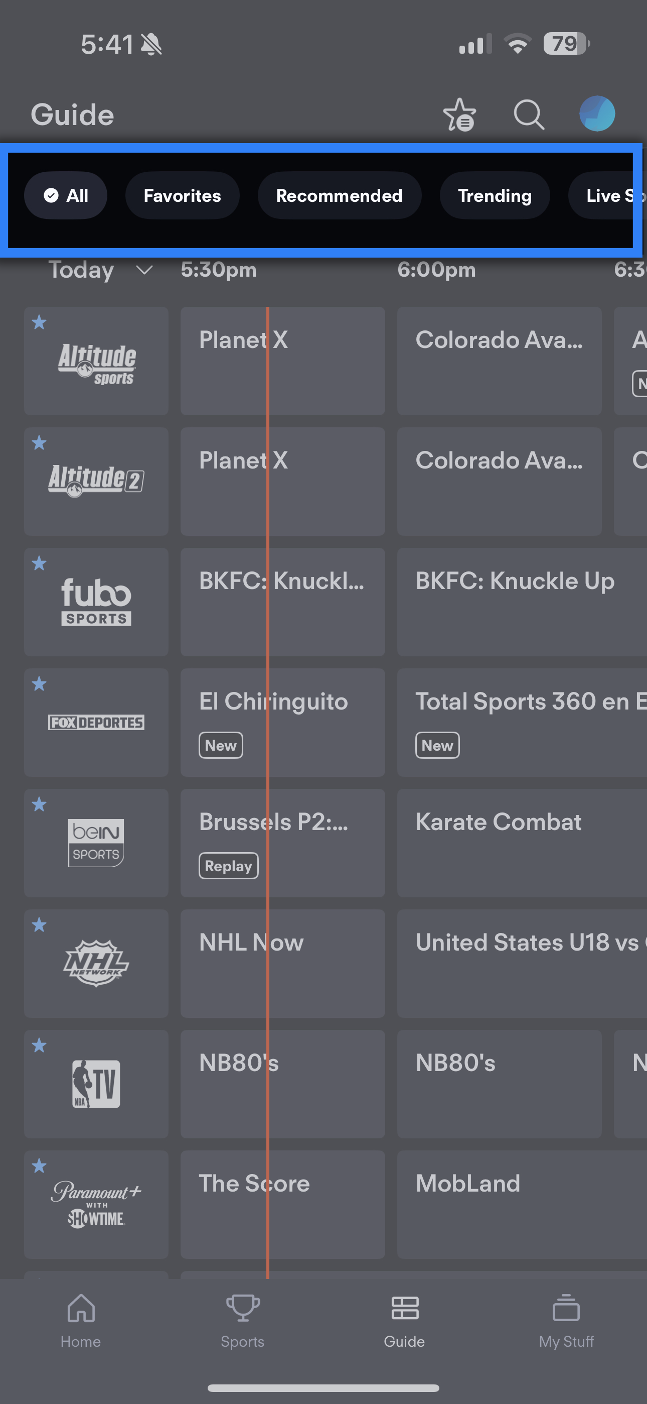 Los filtros de guía en la app de Fubo en un dispositivo móvil están ubicados en la parte superior de la pantalla de la Guía; desplázate hacia la izquierda o derecha para ver más opciones de filtro