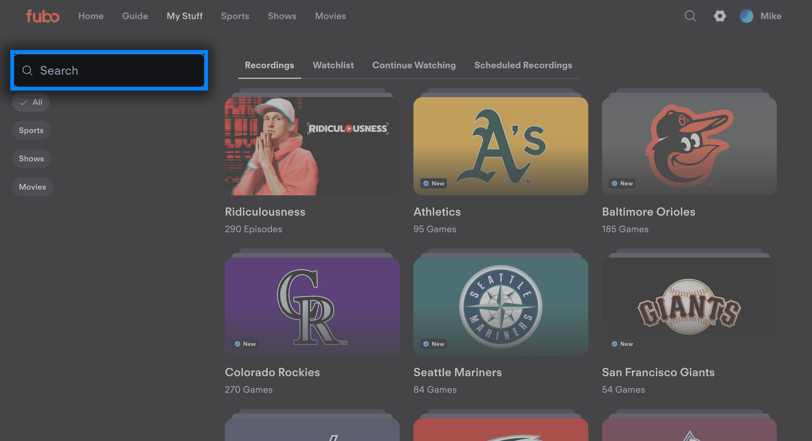 La barra de búsqueda en la pantalla de Grabaciones en Mis Cosas; busca programación específica que hayas grabado o agregado a tu lista de seguimiento